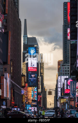 Les panneaux électroniques Light Up Times Square la nuit, NYC Banque D'Images