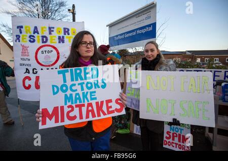 Les médecins en manifestation devant l'Hôpital général de Trafford, Manchester aujourd'hui (mardi 12/1/16). Banque D'Images