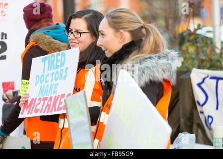 Les médecins en manifestation devant l'Hôpital général de Trafford, Manchester aujourd'hui (mardi 12/1/16). Banque D'Images