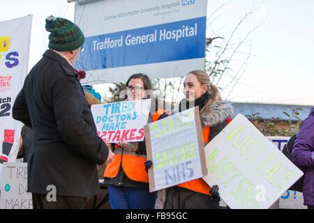 Les médecins en manifestation devant l'Hôpital général de Trafford, Manchester aujourd'hui (mardi 12/1/16). Banque D'Images