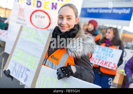 Les médecins en manifestation devant l'Hôpital général de Trafford, Manchester aujourd'hui (mardi 12/1/16). Banque D'Images