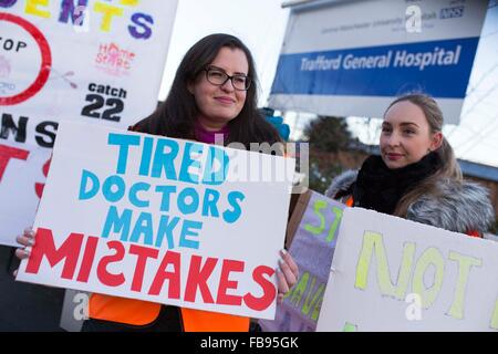 Les médecins en manifestation devant l'Hôpital général de Trafford, Manchester aujourd'hui (mardi 12/1/16). Banque D'Images