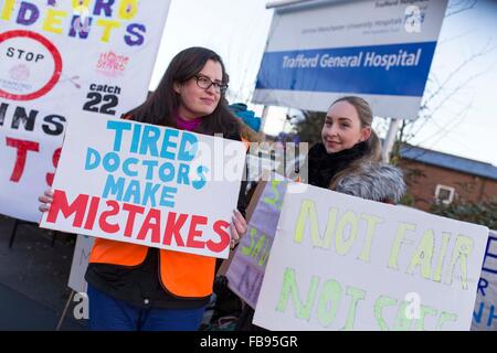 Les médecins en manifestation devant l'Hôpital général de Trafford, Manchester aujourd'hui (mardi 12/1/16). Banque D'Images