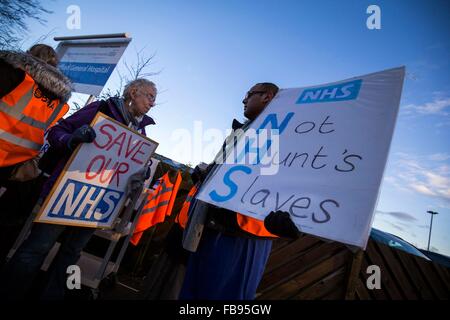 Les médecins en manifestation devant l'Hôpital général de Trafford, Manchester aujourd'hui (mardi 12/1/16). Banque D'Images