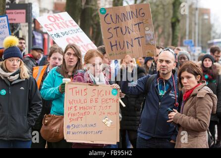 Les médecins en signe de protestation à l'extérieur Manchester Royal Infirmary d'Oxford Road , . Aujourd'hui Manchester (Mardi 12/1/16). Banque D'Images