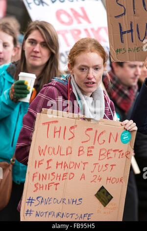 Les médecins en signe de protestation à l'extérieur Manchester Royal Infirmary d'Oxford Road , . Aujourd'hui Manchester (Mardi 12/1/16). Banque D'Images