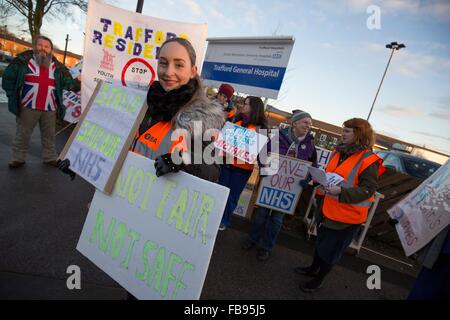 Les médecins en manifestation devant l'Hôpital général de Trafford, Manchester aujourd'hui (mardi 12/1/16). Banque D'Images