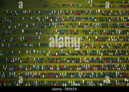 Vue aérienne, les voitures des festivaliers, Ruhrpott Rodeo Festival à l'aéroport Schwarze Heide à la périphérie de Bottrop, camp, Banque D'Images