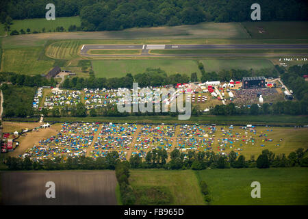 Vue aérienne, les tentes des festivaliers, Ruhrpott Rodeo Festival à l'aéroport Schwarze Heide à la périphérie de Bottrop, camp, Banque D'Images