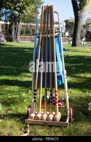 Un jeu de boules en bois et maillets sur un chariot spécial pour une partie de croquet. Banque D'Images