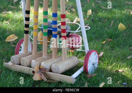 Un jeu de boules en bois et maillets sur un chariot spécial pour une partie de croquet. Banque D'Images