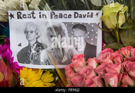 New York, USA. 12 janvier, 2016. Les New-yorkais pleurer la mort de David Bowie à son domicile de Manhattan. Les gens laissent des messages et des fleurs à l'extérieur de la résidence de la légende de la musique britannique qui est décédé paisiblement le 10 janvier après un combat contre le cancer à l'âge de 69 ans. Crédit : Scott Houston/Alamy Live News Banque D'Images