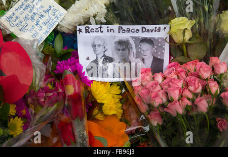New York, USA. 12 janvier, 2016. Les New-yorkais pleurer la mort de David Bowie à son domicile de Manhattan. Les gens laissent des messages et des fleurs à l'extérieur de la résidence de la légende de la musique britannique qui est décédé paisiblement le 10 janvier après un combat contre le cancer à l'âge de 69 ans. Crédit : Scott Houston/Alamy Live News Banque D'Images