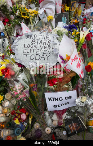 New York, USA. 12 janvier, 2016. Les New-yorkais pleurer la mort de David Bowie à son domicile de Manhattan. Les gens laissent des messages et des fleurs à l'extérieur de la résidence de la légende de la musique britannique qui est décédé paisiblement le 10 janvier après un combat contre le cancer à l'âge de 69 ans. Crédit : Scott Houston/Alamy Live News Banque D'Images