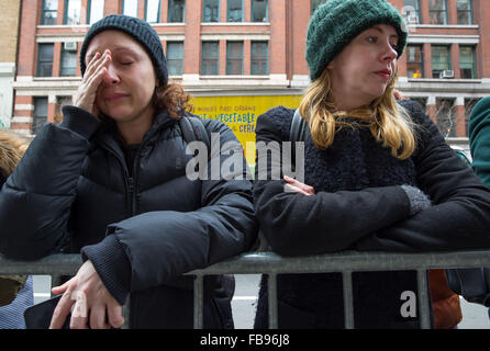 New York, USA. 12 janvier, 2016. Les New-yorkais pleurer la mort de David Bowie à son domicile de Manhattan. Les gens laissent des messages et des fleurs à l'extérieur de la résidence de la légende de la musique britannique qui est décédé paisiblement le 10 janvier après un combat contre le cancer à l'âge de 69 ans. Crédit : Scott Houston/Alamy Live News Banque D'Images