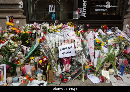 New York, USA. 12 janvier, 2016. Les New-yorkais pleurer la mort de David Bowie à son domicile de Manhattan. Les gens laissent des messages et des fleurs à l'extérieur de la résidence de la légende de la musique britannique qui est décédé paisiblement le 10 janvier après un combat contre le cancer à l'âge de 69 ans. Crédit : Scott Houston/Alamy Live News Banque D'Images