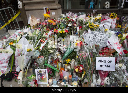 New York, USA. 12 janvier, 2016. Les New-yorkais pleurer la mort de David Bowie à son domicile de Manhattan. Les gens laissent des messages et des fleurs à l'extérieur de la résidence de la légende de la musique britannique qui est décédé paisiblement le 10 janvier après un combat contre le cancer à l'âge de 69 ans. Crédit : Scott Houston/Alamy Live News Banque D'Images
