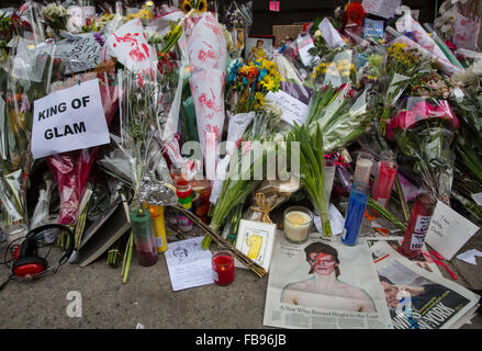 New York, USA. 12 janvier, 2016. Les New-yorkais pleurer la mort de David Bowie à son domicile de Manhattan. Les gens laissent des messages et des fleurs à l'extérieur de la résidence de la légende de la musique britannique qui est décédé paisiblement le 10 janvier après un combat contre le cancer à l'âge de 69 ans. Crédit : Scott Houston/Alamy Live News Banque D'Images