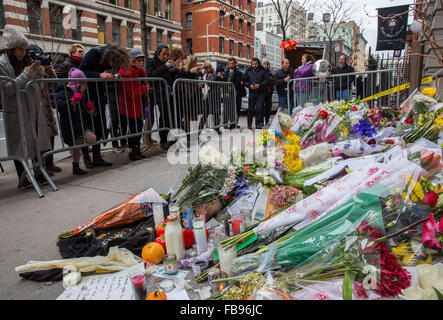 New York, USA. 12 janvier, 2016. Les New-yorkais pleurer la mort de David Bowie à son domicile de Manhattan. Les gens laissent des messages et des fleurs à l'extérieur de la résidence de la légende de la musique britannique qui est décédé paisiblement le 10 janvier après un combat contre le cancer à l'âge de 69 ans. Crédit : Scott Houston/Alamy Live News Banque D'Images