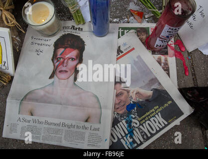 New York, USA. 12 janvier, 2016. Les New-yorkais pleurer la mort de David Bowie à son domicile de Manhattan. Les gens laissent des messages et des fleurs à l'extérieur de la résidence de la légende de la musique britannique qui est décédé paisiblement le 10 janvier après un combat contre le cancer à l'âge de 69 ans. Crédit : Scott Houston/Alamy Live News Banque D'Images