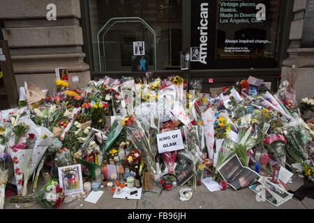 New York, USA. 12 janvier, 2016. Les New-yorkais pleurer la mort de David Bowie à son domicile de Manhattan. Les gens laissent des messages et des fleurs à l'extérieur de la résidence de la légende de la musique britannique qui est décédé paisiblement le 10 janvier après un combat contre le cancer à l'âge de 69 ans. Crédit : Scott Houston/Alamy Live News Banque D'Images