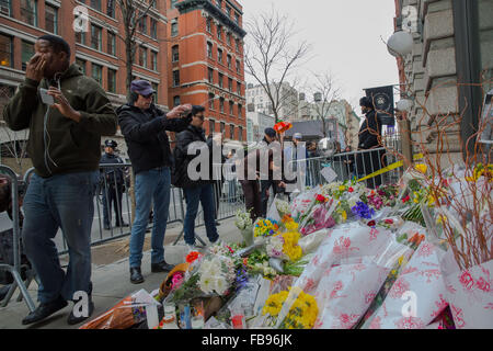 New York, USA. 12 janvier, 2016. Les New-yorkais pleurer la mort de David Bowie à son domicile de Manhattan. Les gens laissent des messages et des fleurs à l'extérieur de la résidence de la légende de la musique britannique qui est décédé paisiblement le 10 janvier après un combat contre le cancer à l'âge de 69 ans. Crédit : Scott Houston/Alamy Live News Banque D'Images