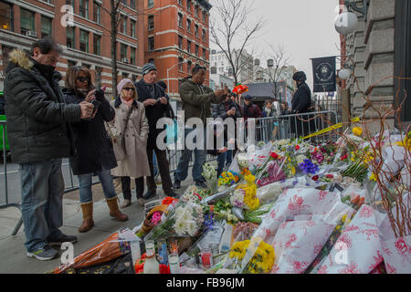 New York, USA. 12 janvier, 2016. Les New-yorkais pleurer la mort de David Bowie à son domicile de Manhattan. Les gens laissent des messages et des fleurs à l'extérieur de la résidence de la légende de la musique britannique qui est décédé paisiblement le 10 janvier après un combat contre le cancer à l'âge de 69 ans. Crédit : Scott Houston/Alamy Live News Banque D'Images