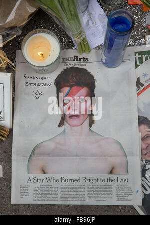 New York, USA. 12 janvier, 2016. Les New-yorkais pleurer la mort de David Bowie à son domicile de Manhattan. Les gens laissent des messages et des fleurs à l'extérieur de la résidence de la légende de la musique britannique qui est décédé paisiblement le 10 janvier après un combat contre le cancer à l'âge de 69 ans. Crédit : Scott Houston/Alamy Live News Banque D'Images