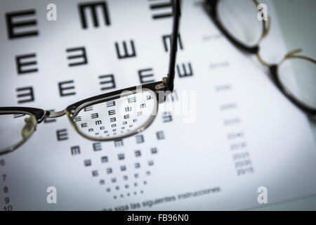 Verres et tables pour vérifier les termes de Banque D'Images