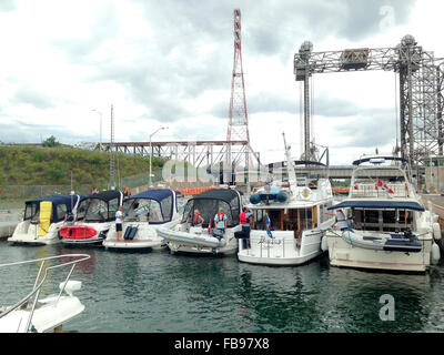 Bateaux à l'intérieur des écluses Saint-Lambert Saint-laurent sur le chemin de la mer. Banque D'Images