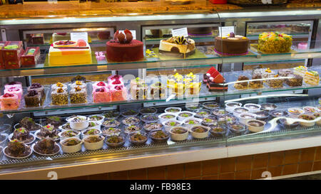 Bonbons colorés sur l'écran dans un magasin, Famagusta, République turque de Chypre du Nord Banque D'Images