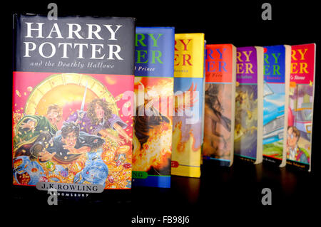 Tous les 7 de J.K. Rowling Harry Potter book series photographié sur un fond noir. Banque D'Images