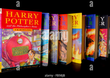 Tous les 7 de J.K. Rowling Harry Potter book series photographié sur un fond noir. Banque D'Images