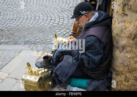 Un cireur de travaille dans la rue centrale de la vieille ville le 19 avril 2015 à Prizren, Kosovo. Banque D'Images