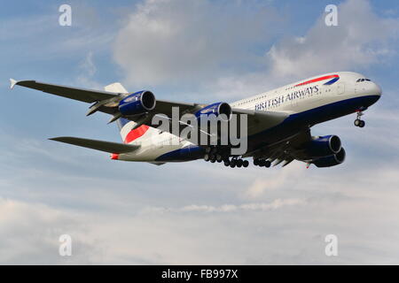 British Airways Airbus A380-800 G-XLEC l'atterrissage à l'aéroport Heathrow de Londres Banque D'Images