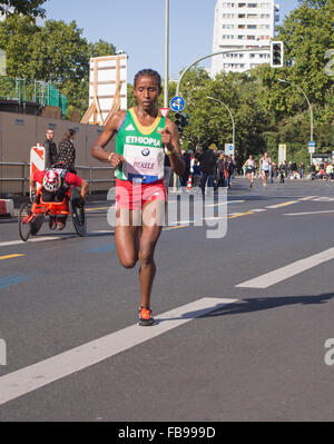 Berlin, Allemagne - 27 septembre 2015 : Bezunesh Bekele au Marathon de Berlin 2015 Banque D'Images