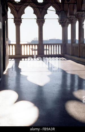 Vue de la lagune d'une terrasse au Palais des Doges à Venise Banque D'Images