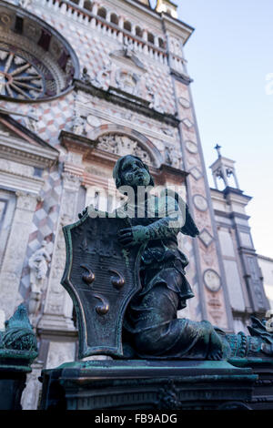 Statue devant Capella Colleoni à Bergame Banque D'Images