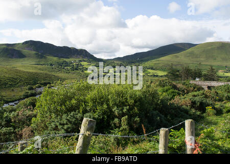 Vue sur les montagnes verdoyantes en Irlande Banque D'Images