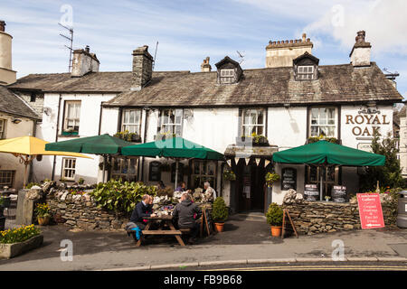 Public Royal Oak House, Church Street et Main Street, Ambleside, Lake District, Cumbria, Angleterre Banque D'Images