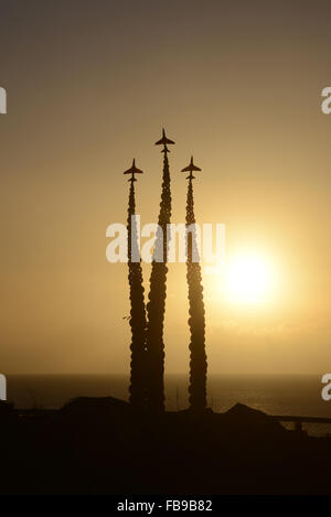 Le lever du soleil sur le monument aux flèches rouges le pilote Jon Egging sur falaise. Banque D'Images