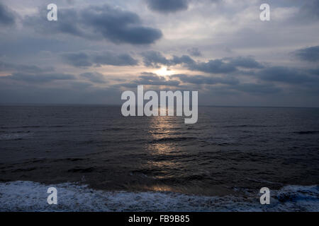 Le lever du soleil sur la mer du Nord, Bawdsey, Suffolk, UK. Banque D'Images