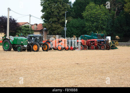 Détail de vieux tracteurs en perspective, véhicule agricole, de la vie rurale Banque D'Images