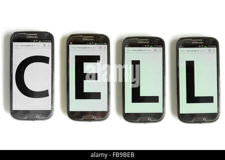 Cell écrit sur les écrans de smartphones photographié sur un fond blanc. Banque D'Images