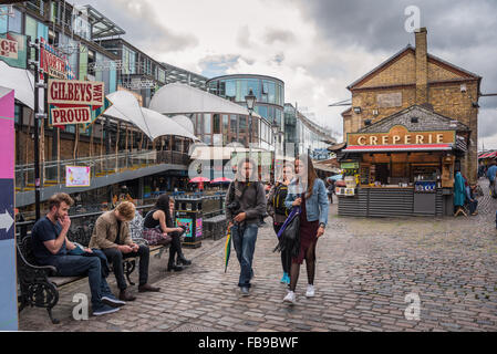 Marcher dans Camden Market Banque D'Images