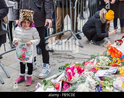 New York, USA. 12 Jan, 2016. Une jeune fille pleure à un mémorial de fortune à l'extérieur de l'immeuble où David Bowie a vécu à New York, États-Unis, 12 janvier 2016. Légende musique Davie Bowie est décédée du cancer le 10 janvier. Crédit : Li Changxiang/Xinhua/Alamy Live News Banque D'Images