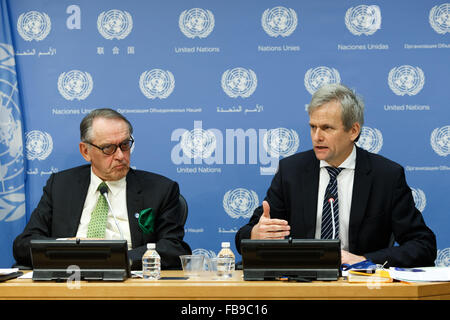 (160112) -- NEW YORK, 12 janvier 2016 (Xinhua) -- Jan Eliasson (L), sous-secrétaire général des Nations Unies, et Bela Hovy, chef de section à la Division de la migration de la population des Nations Unies, Département des affaires économiques et sociales, participer à une conférence de presse sur le secrétaire général de la feuille de route pour la grande circulation des migrants et des réfugiés et le lancement de la révision de 2015 le stock de migrants internationaux, au siège des Nations Unies à New York, le 12 janvier 2016. Avec 70 millions de personnes qui vivent à l'étranger en 2015 qu'en 2000, secrétaire général adjoint de l'ONU, M. Jan Eliasson, a déclaré aux journalistes ce mardi que la migration shou Banque D'Images