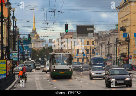 La Russie, Saint-Pétersbourg, vue vers le bas de la Perspective Nevski en direction de l'Amirauté Banque D'Images