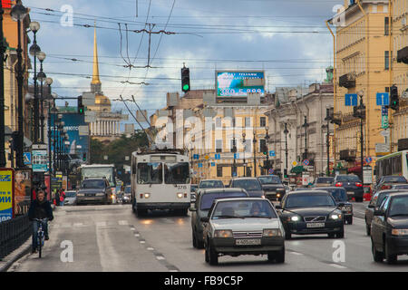 La Russie, Saint-Pétersbourg, vue vers le bas de la Perspective Nevski en direction de l'Amirauté Banque D'Images