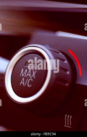 Détails des couleurs avec le bouton de la climatisation à l'intérieur d'une voiture. Banque D'Images